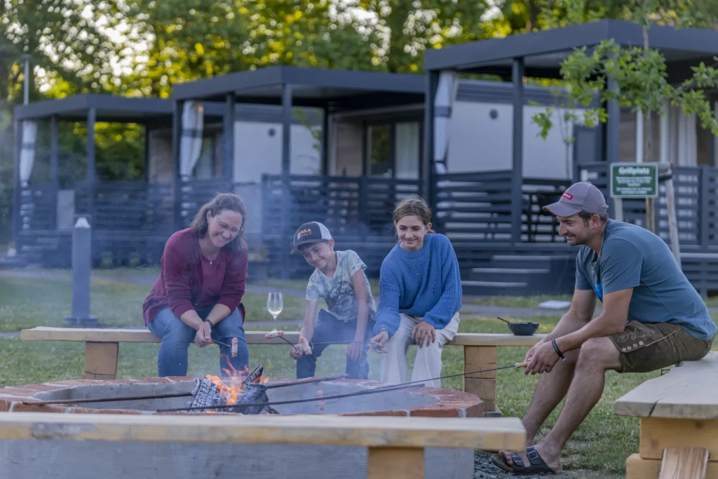 Familie grillt gemütlich am Camping Resort Riegersburg