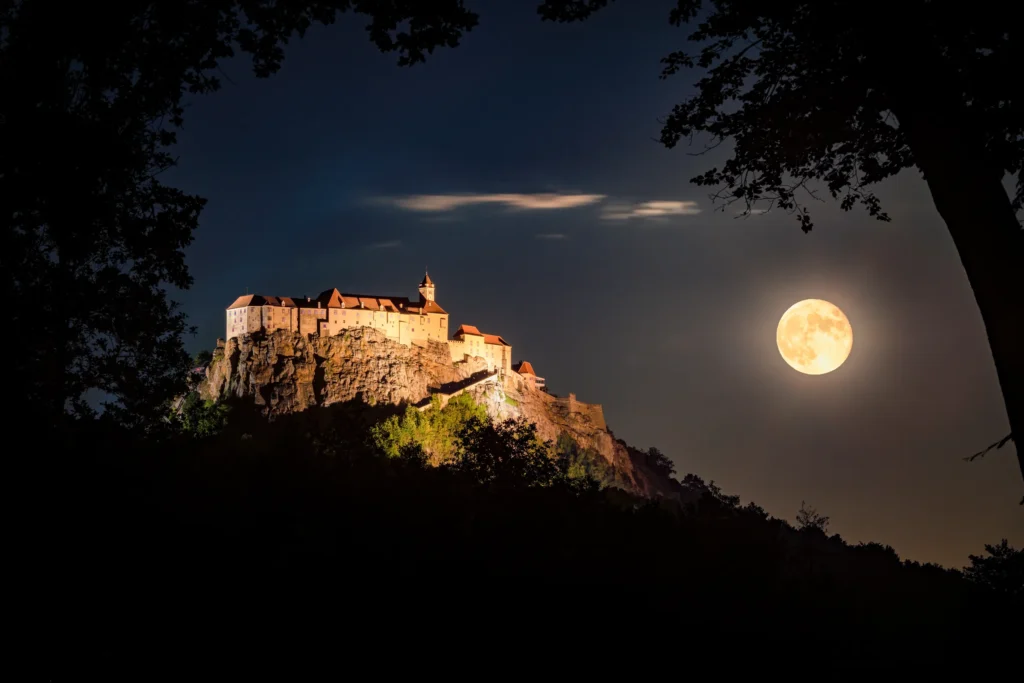 Die Riegersburg neben dem hellleuchtenden Vollmond