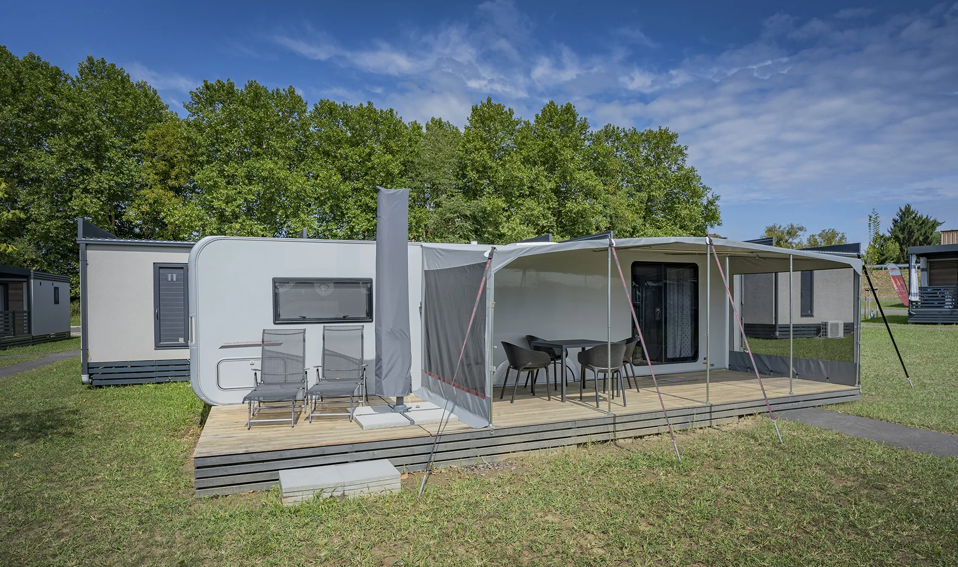 Modernen Luxus Wohnwagen "Astella" mit großer Terrasse am Camping Resort Riegersburg