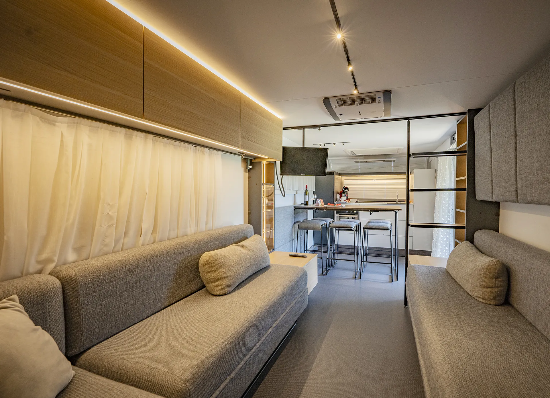 Moderner Innenraum des Luxus Wohnwagen Astella am Camping Resort Riegersburg