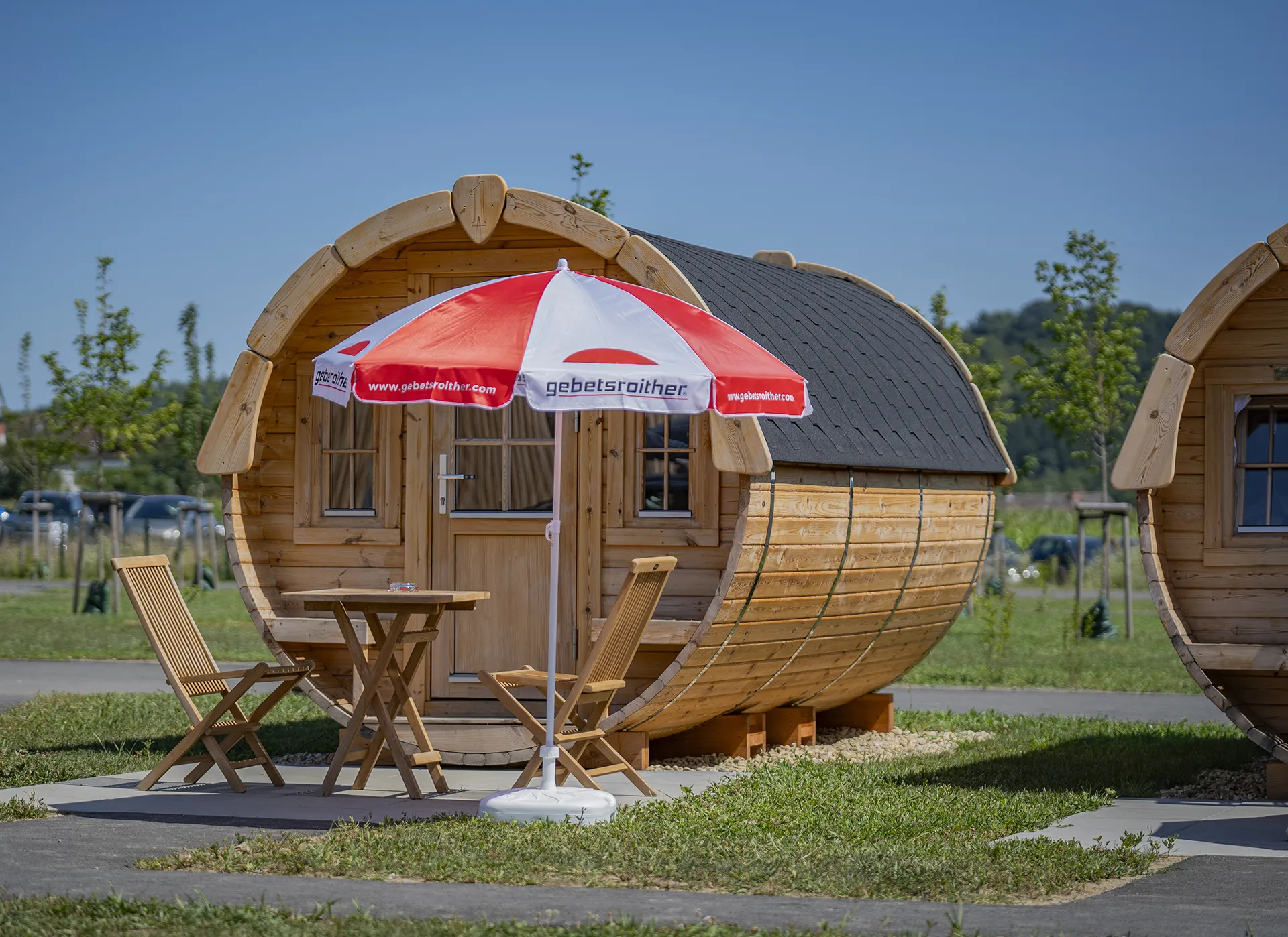 Gemütliches Campingfass von außen mit kleiner Terrasse am Camping Resort Riegersburg