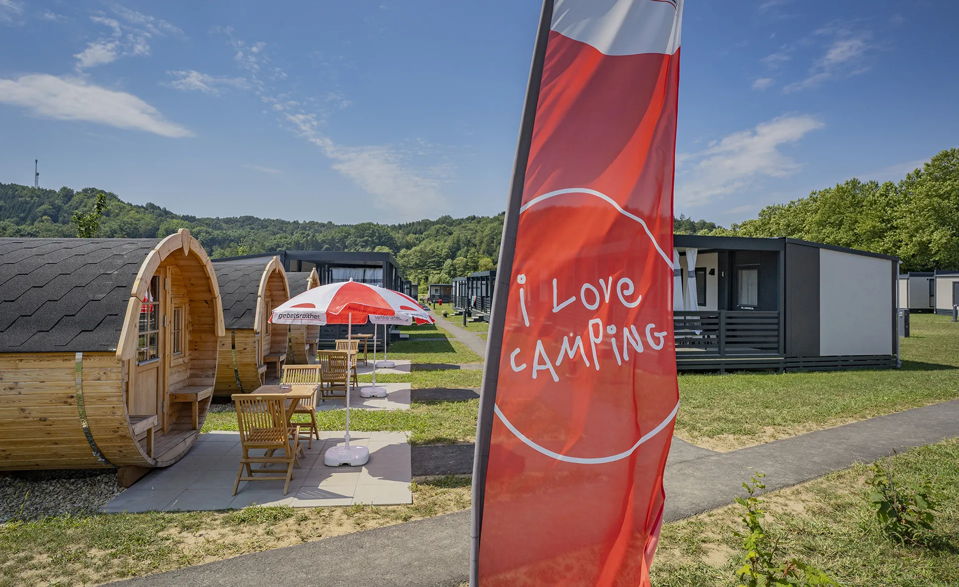 Gemütliche Campingfässer von außen mit kleinen Terrassen am Camping Resort Riegersburg