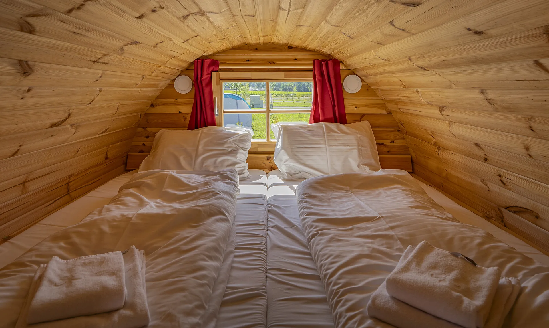 Gemütliches Doppelbett im Campingfass am Camping Resort Riegersburg