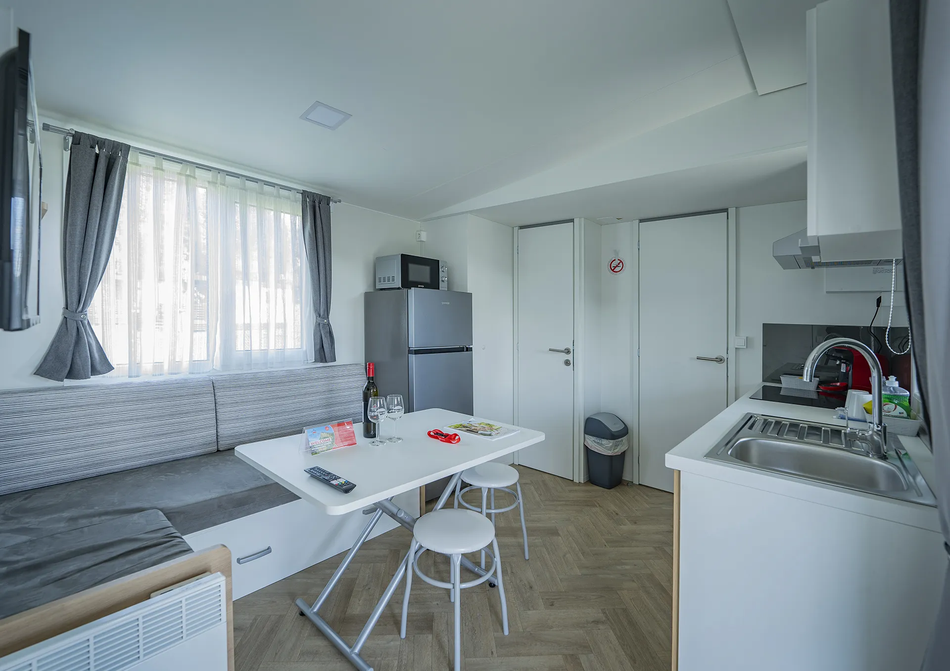 Wohnbereich im Mobilheim Premium A+ am Camping Resort Riegersburg.