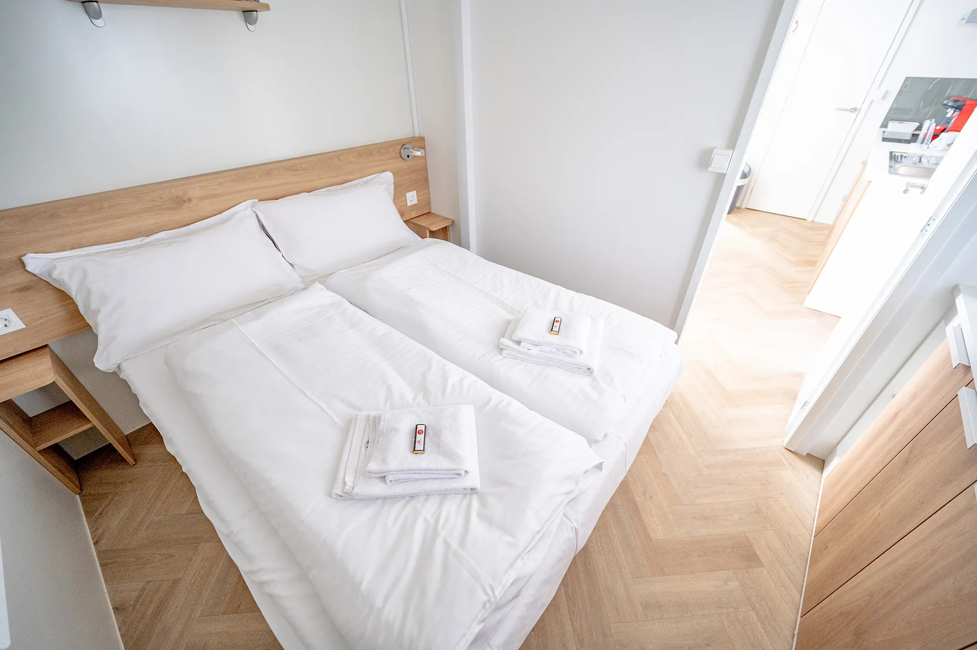 Großes Doppelbett im Mobilheim Premium A+ am Camping Resort Riegersburg.