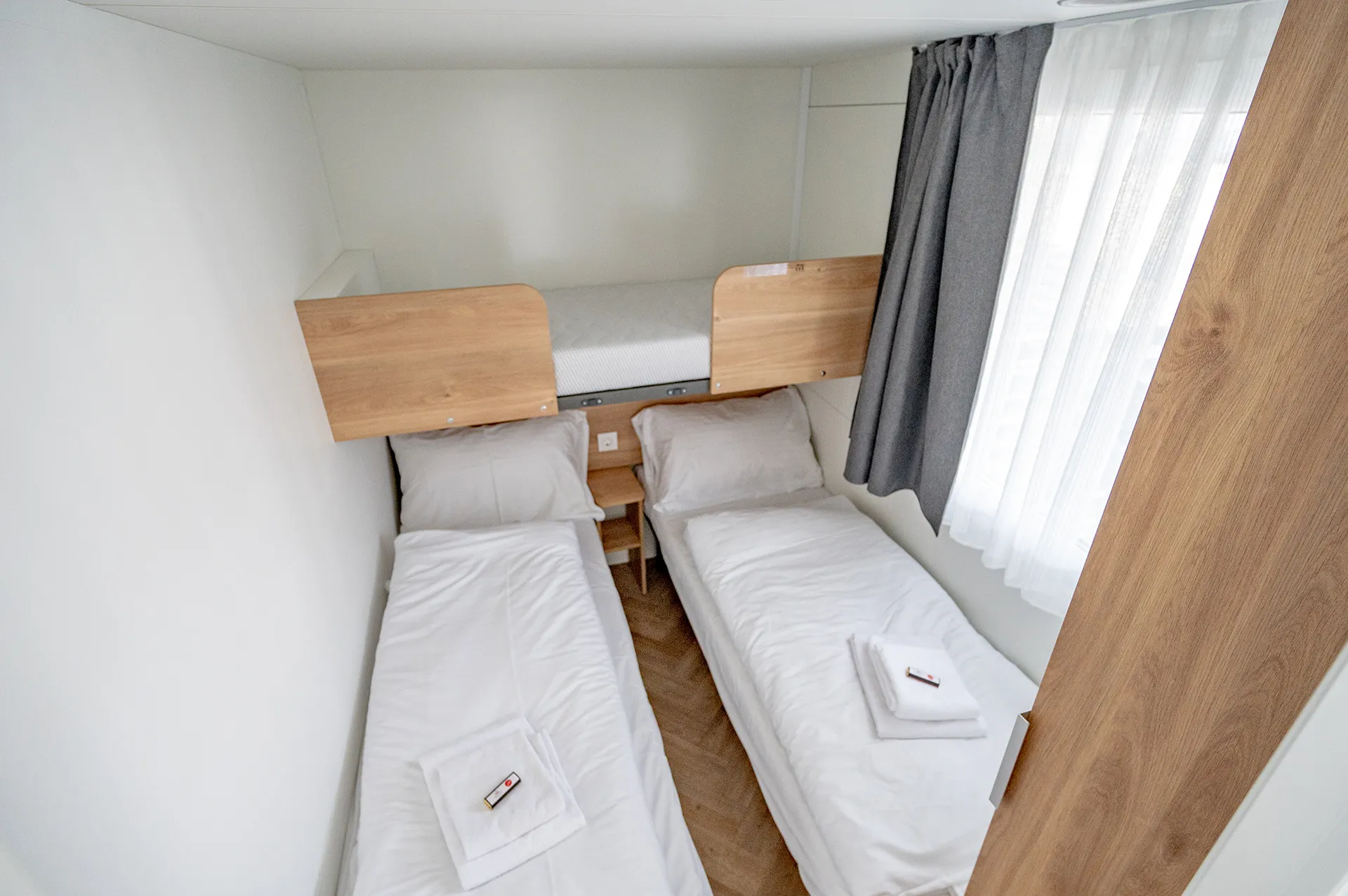 Zimmer mit 2 Einzelbetten im Mobilheim Premium A+ am Camping Resort Riegersburg.