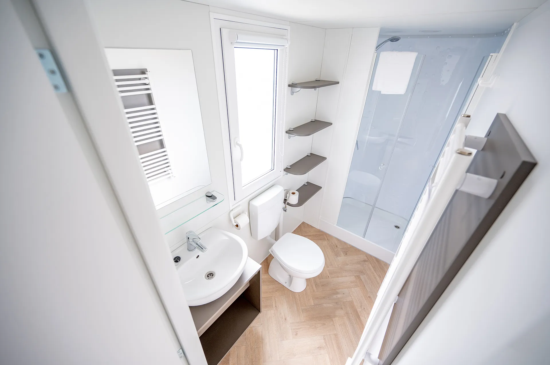 Badezimmer im Mobilheim Premium A+ am Camping Resort Riegersburg.