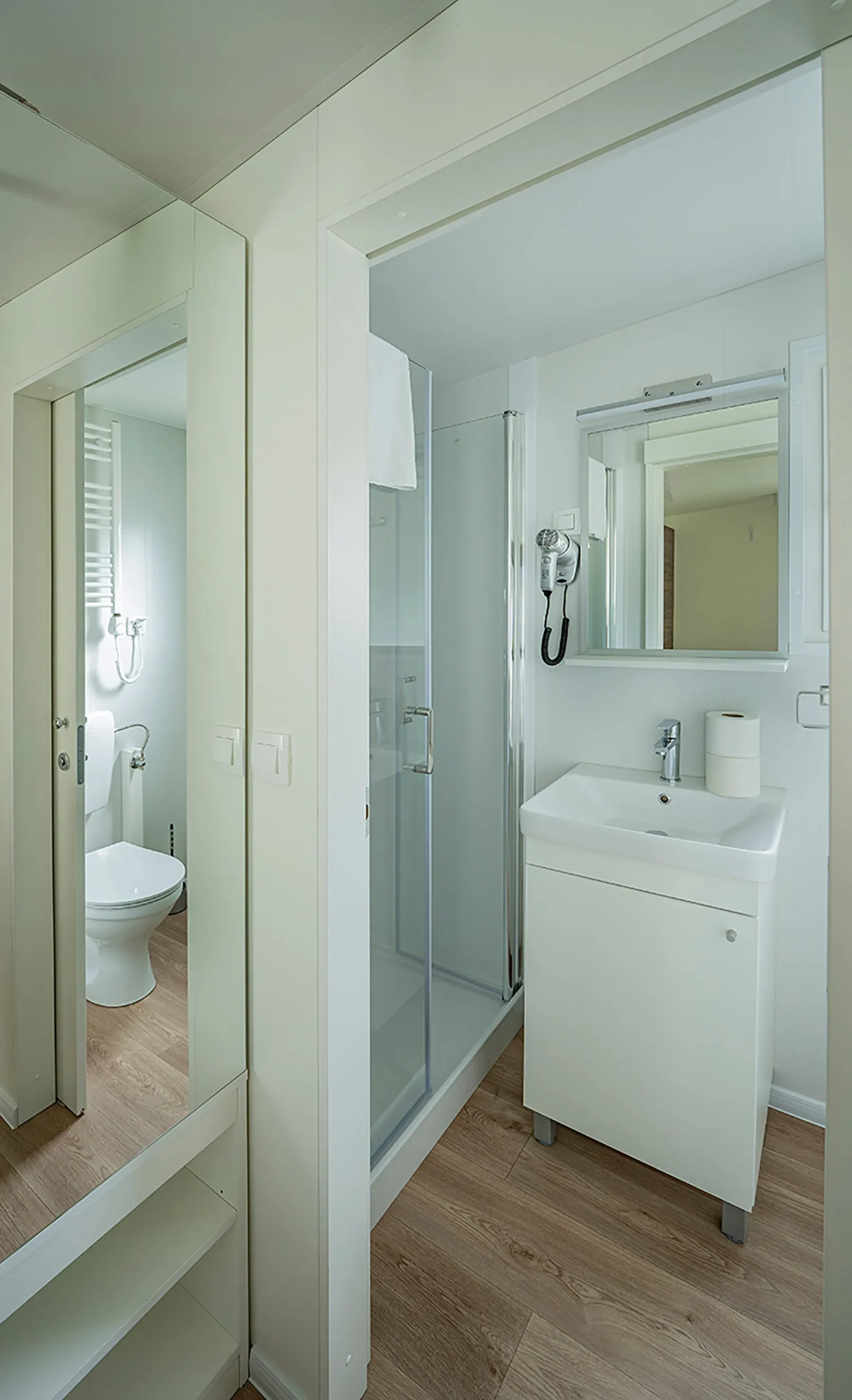 Geräumiges Badezimmer im Mobilheim am Camping Resort Riegersburg