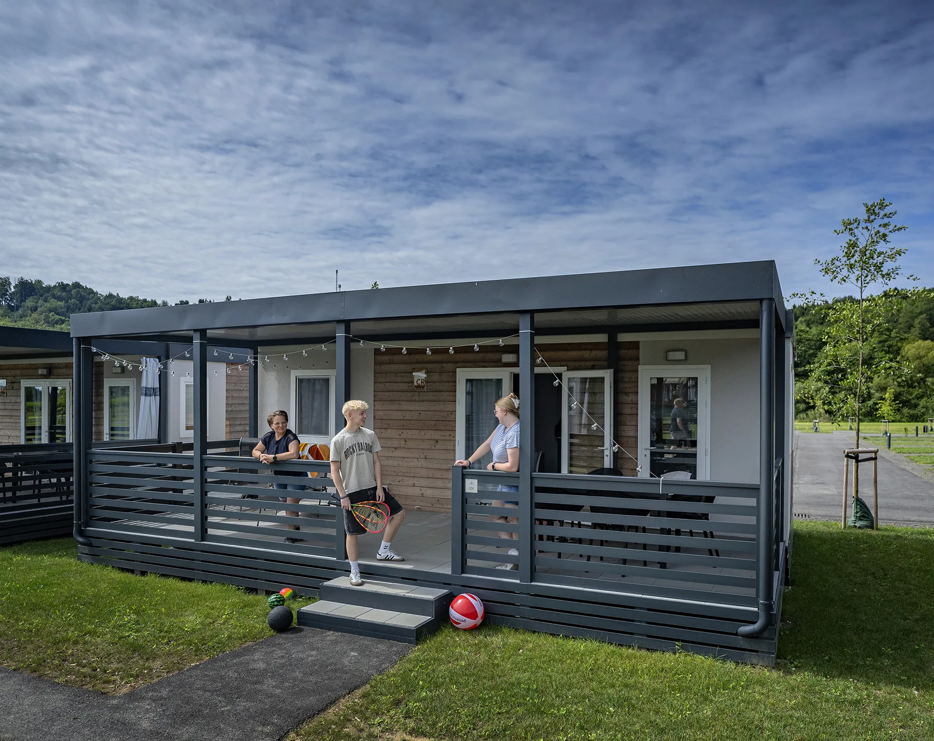 Eine Familie auf der Terrasse des modernen Mobilheim I am Camping Resort Riegersburg
