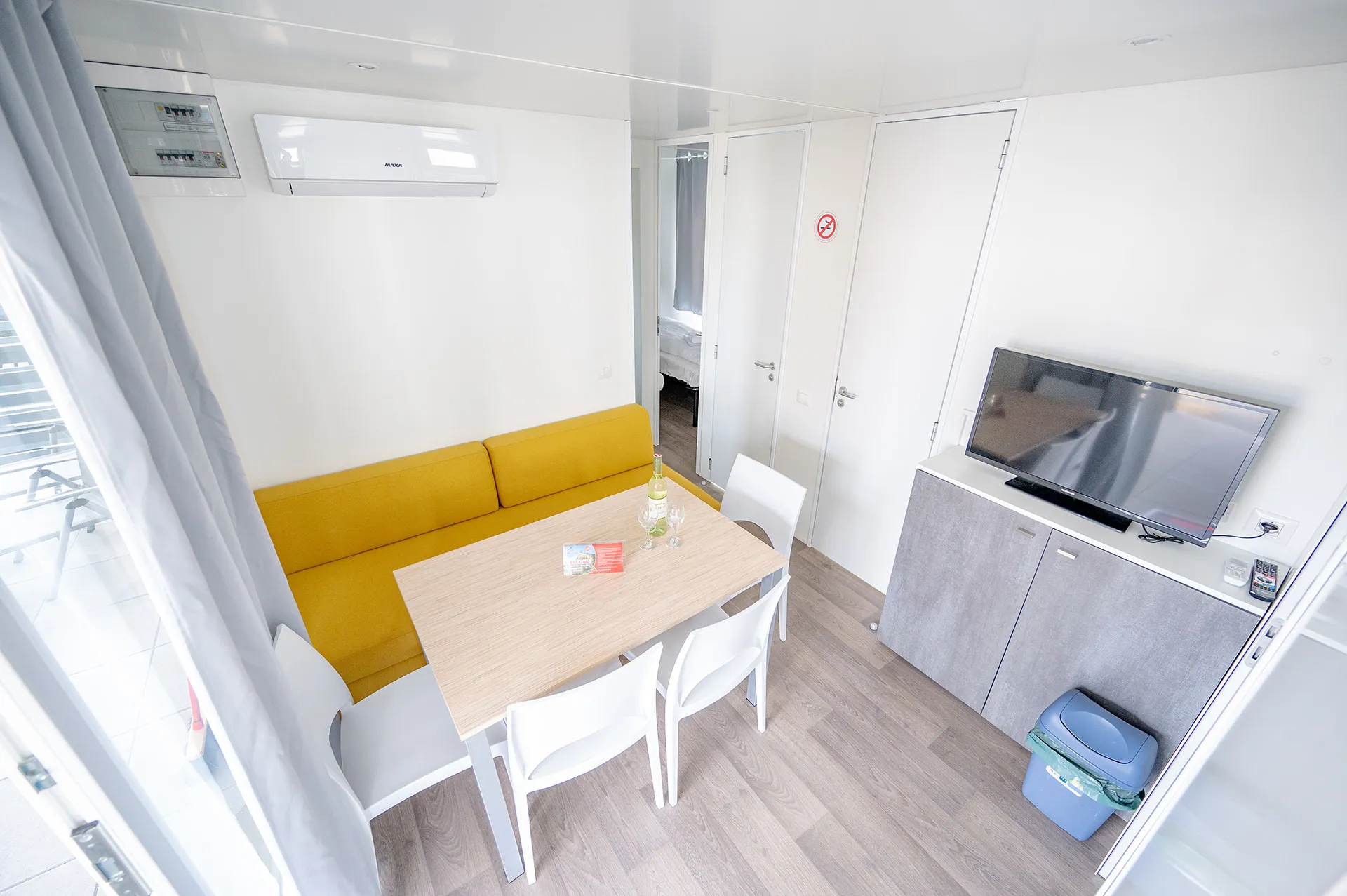 Großer Wohnbereich im Mobilheim Premium I am Camping Resort Riegersburg.