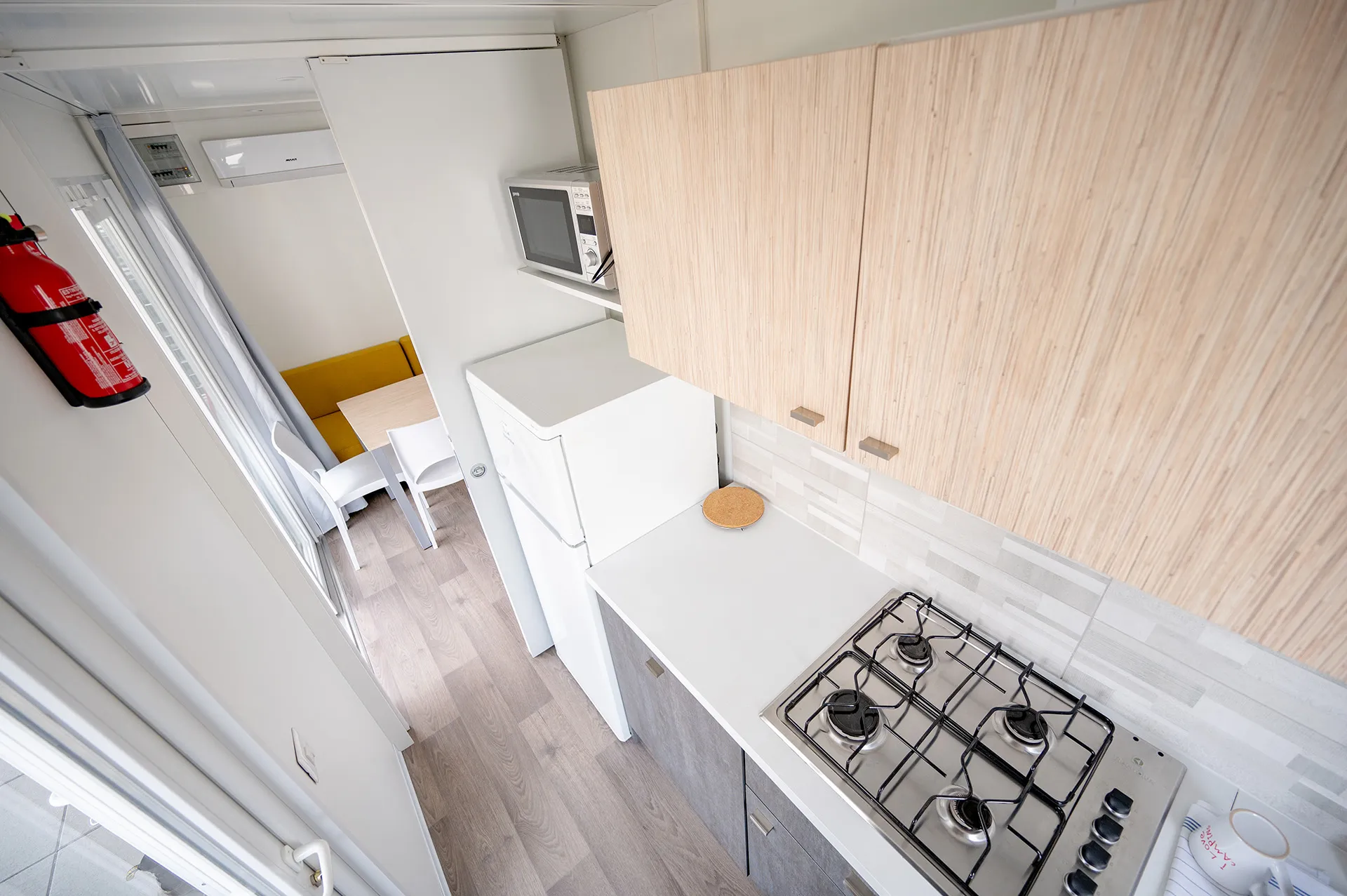 Moderne Küche im Mobilheim Premium I am Camping Resort Riegersburg.