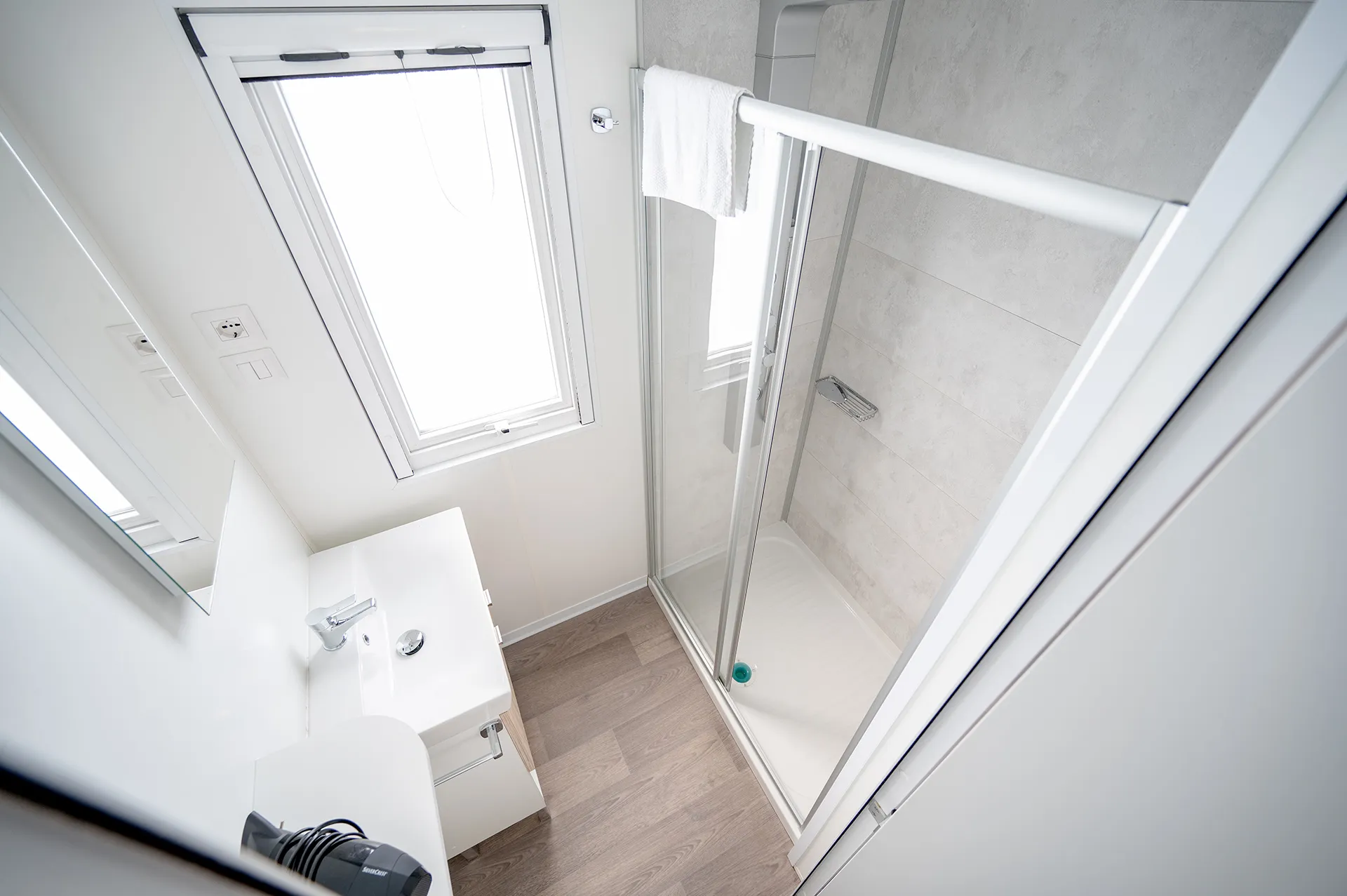 Badezimmer im Mobilheim Premium I am Camping Resort Riegersburg.