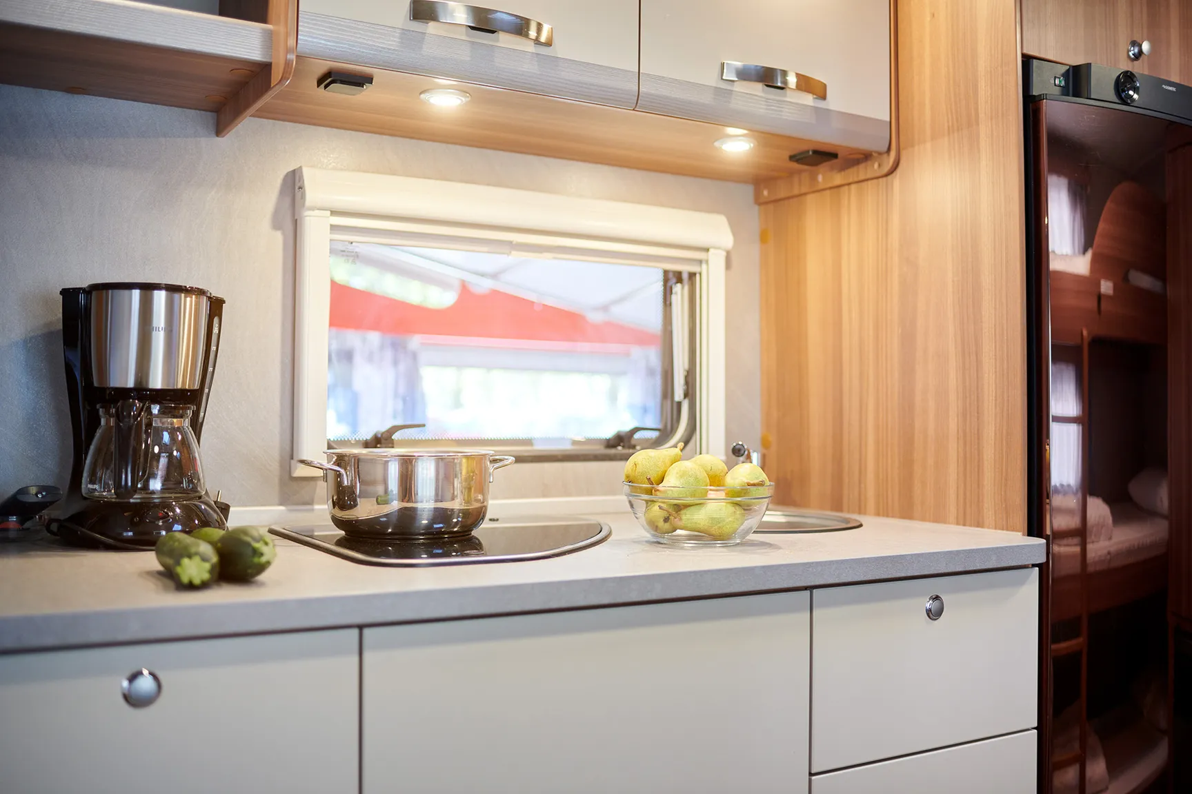 Küchenzeile in einem Wohnwagen am Camping Resort Riegersburg