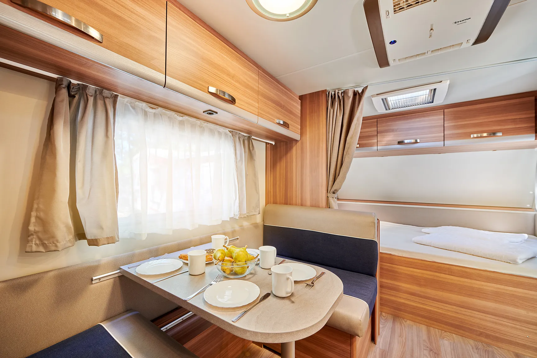 Sitzgelegenheit mit Tisch im Wohnwagen