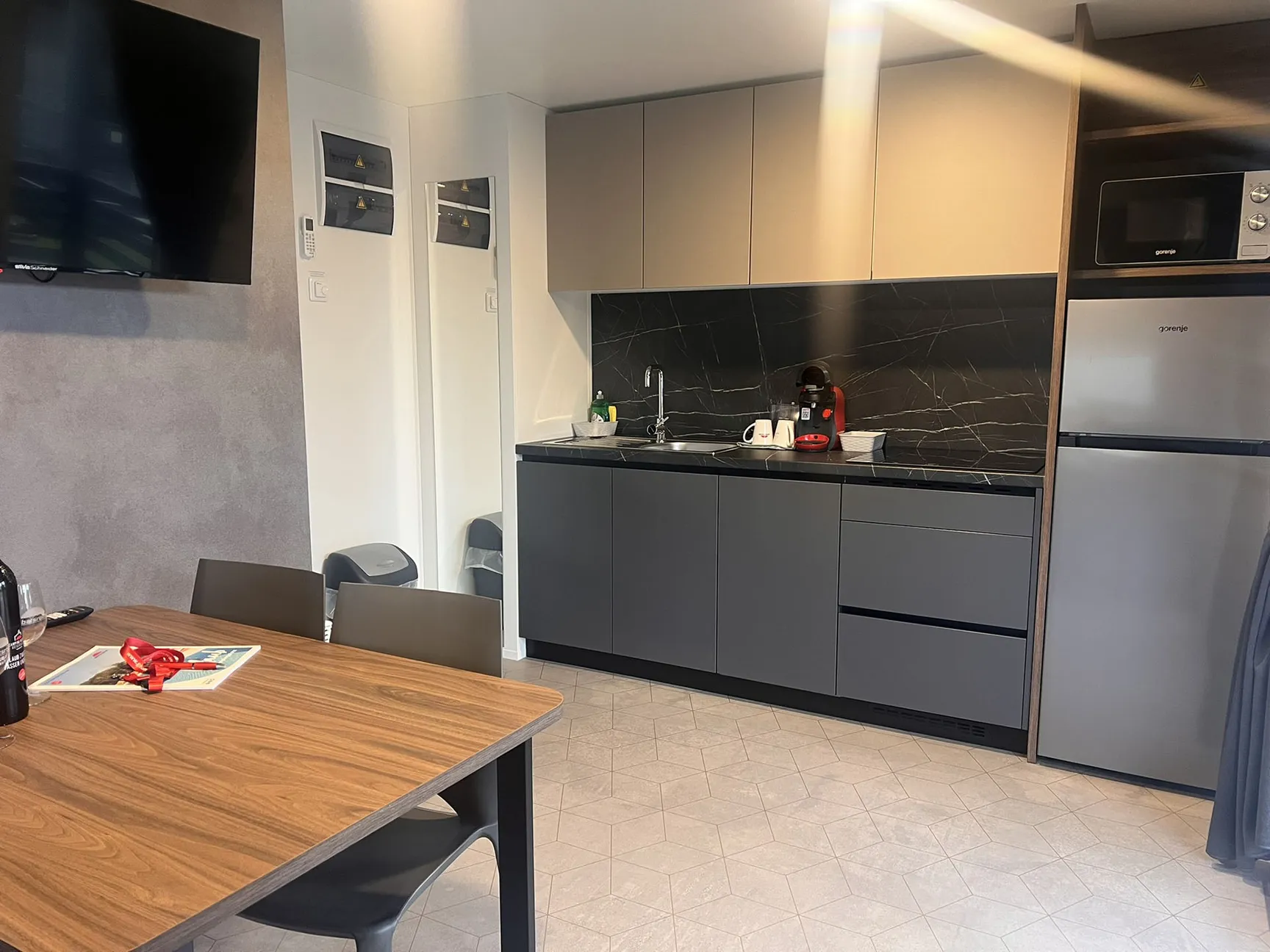 Moderne Küche und Wohnraum im Mobilheim S am Camping Resort Riegersburg