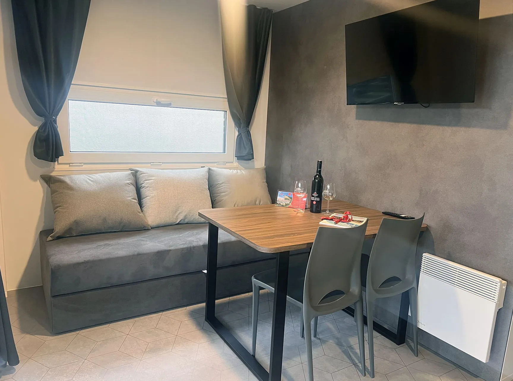 Moderner Aufenthaltsbereich im Mobilheim S am Camping Resort Riegersburg