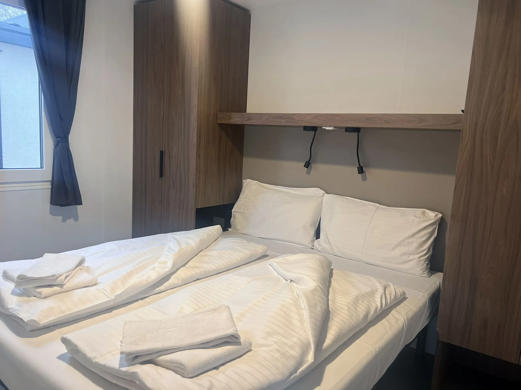 Modernes und gemütliches Doppelbett im Mobilheim S am Camping Resort Riegersburg