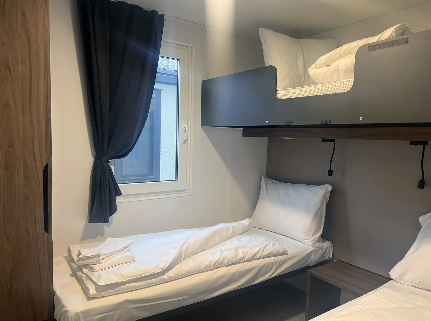 Zwei moderne und gemütliche Einzelbetten im Mobilheim S am Camping Resort Riegersburg