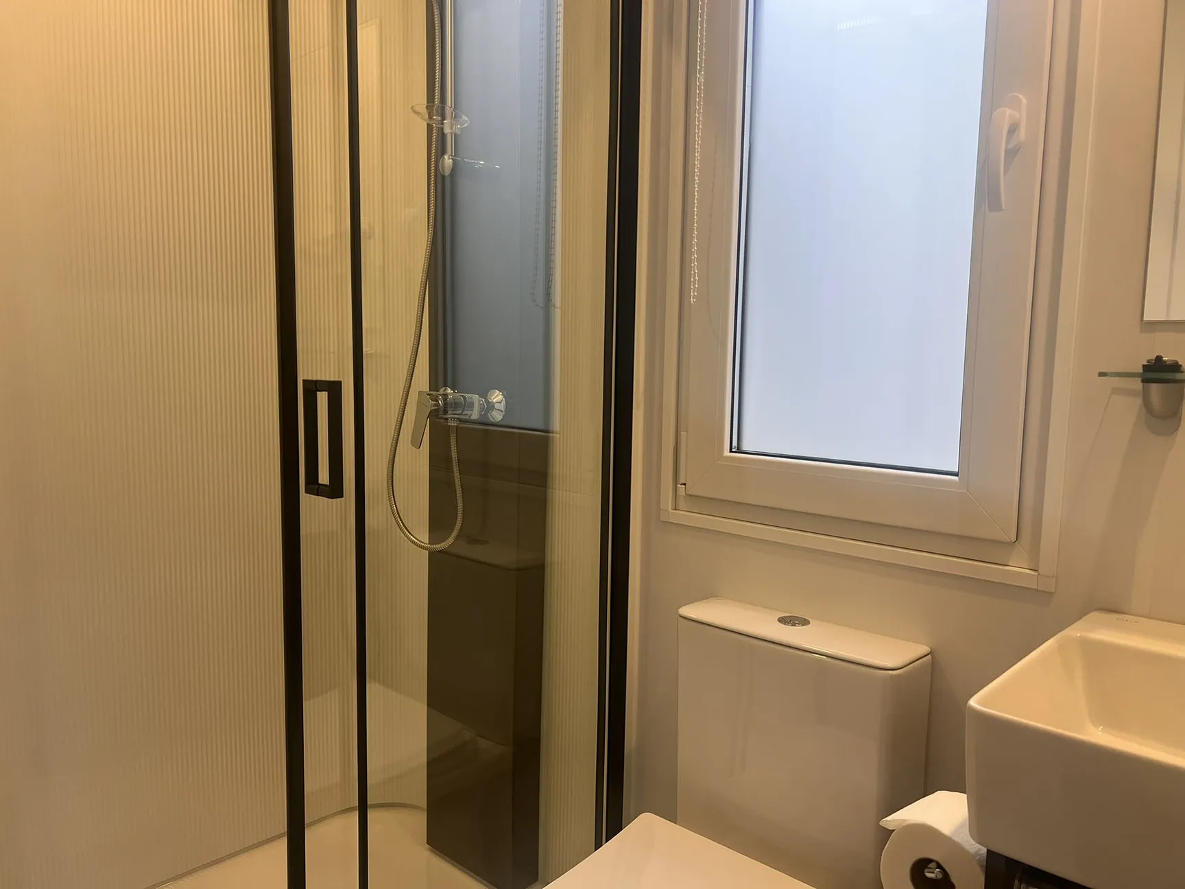 Modernes Badezimmer im Mobilheim S am Camping Resort Riegersburg