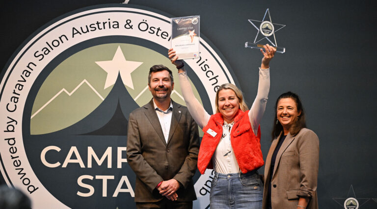 Eine blonde Dame mit dem Camping Star 26 Award